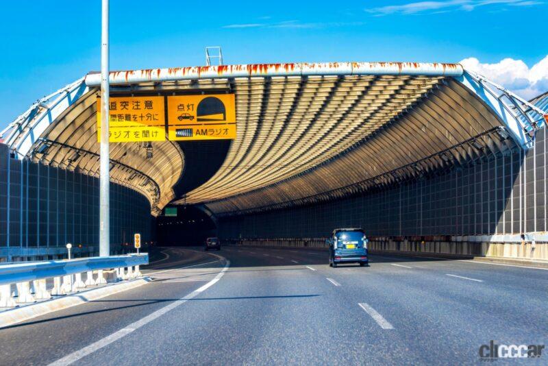 黄色の実線 画像|車線変更できるセンターラインは白い破線・白い実線。黄色い実線・二重線ではどうなる? | clicccar.com