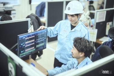 現場サイエンティストとして活躍する齋藤さん（左）。電着塗装の作業状態をデジタル化することで、遠隔監視を可能に