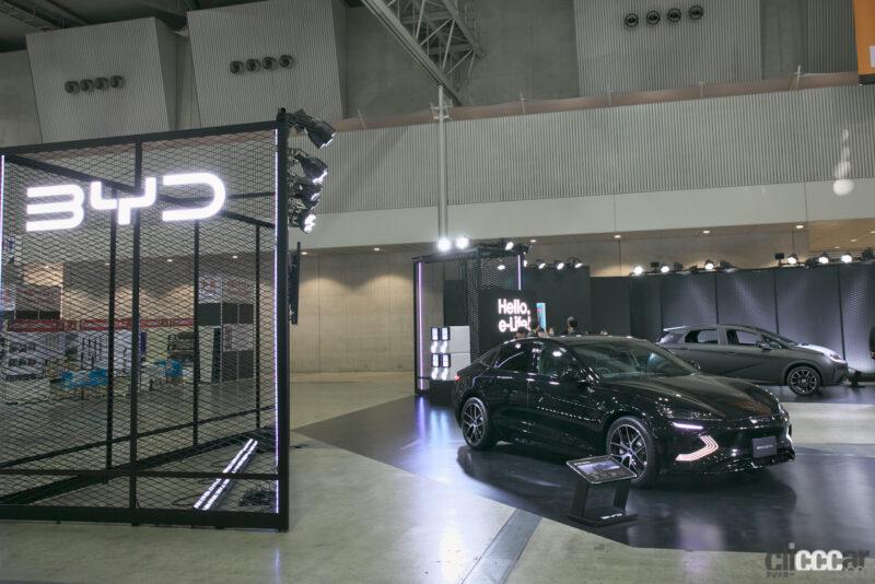 「BYDはシックなブラックを纏ったBEVのドルフィンとシールを出展【東京オートサロン2024】」の5枚目の画像