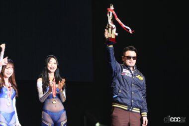 コスチューム部門グランプリトロフィーを掲げる坂東監督