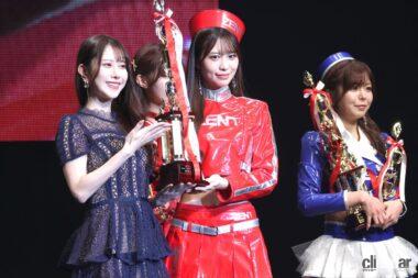 グランプリのトロフィーを授与される松田蘭さん