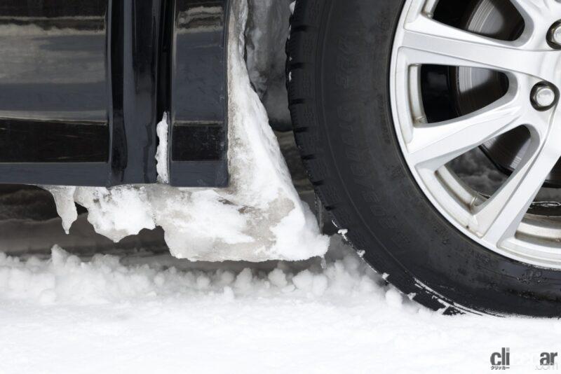 「タイヤに詰まった雪や氷は事故の原因になる！ 簡単に落とすアイテムや裏ワザを紹介」の1枚目の画像