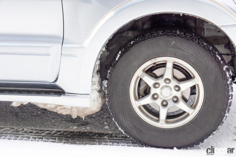 「タイヤに詰まった雪や氷は事故の原因になる！ 簡単に落とすアイテムや裏ワザを紹介」の2枚目の画像