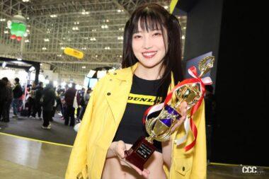 ダンロップブースでの衣装の赤城ありささん