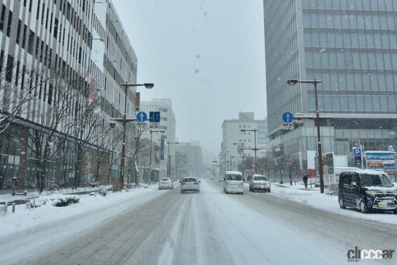 「ブーツで車を運転すると違反になる？ 雪道運転では「靴の履き替え」推奨」の2枚目の画像