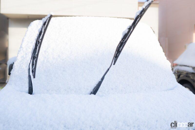 「雪の日に車のワイパーを上げる理由を調べてみたら……上げない方がいい場合もあった!?」の1枚目の画像