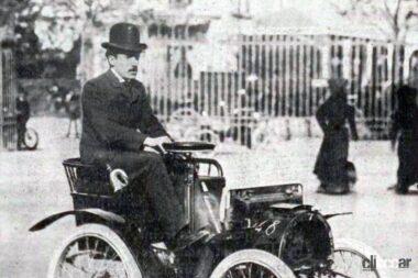 1899年初の市販車「ヴォワチュレット」を運転するルイ・ルノー(C)Creative Commons