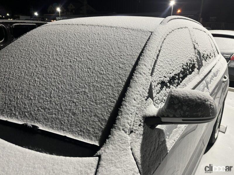 「車の窓ガラスに付いた雪や氷の正しい除去方法＆凍結防止の対策とは？」の1枚目の画像