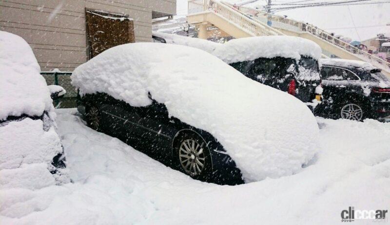 「車の窓ガラスに付いた雪や氷の正しい除去方法＆凍結防止の対策とは？」の2枚目の画像
