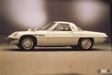 1967年にデビューしたロータリーエンジン搭載のコスモスポーツ。シャープな流線形フォルムのスポーツカー