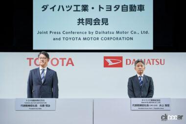 会見を行うトヨタ自動車 代表取締役社長 佐藤 恒治 氏（左）とダイハツの新社長となる井上 雅宏 氏