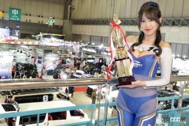 コスチューム部門グランプリのトロフィーと霧島聖子さん