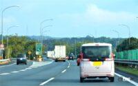 トラックやバスとの交通事故を防ぐコツは？ 大型車が絡む危険な状況ランキング - 高速道路