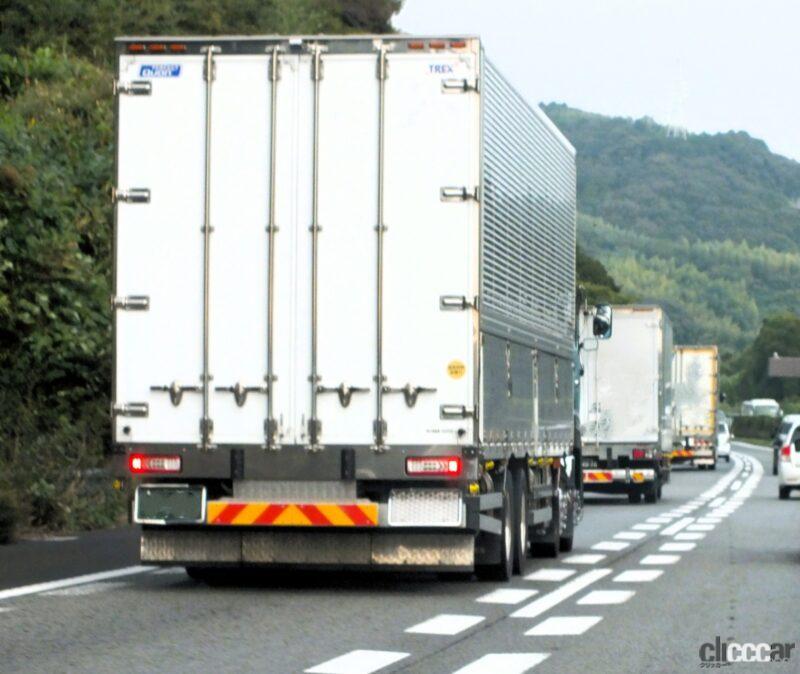 「トラックやバスとの交通事故を防ぐコツは？ 大型車が絡む危険な状況ランキング」の1枚目の画像