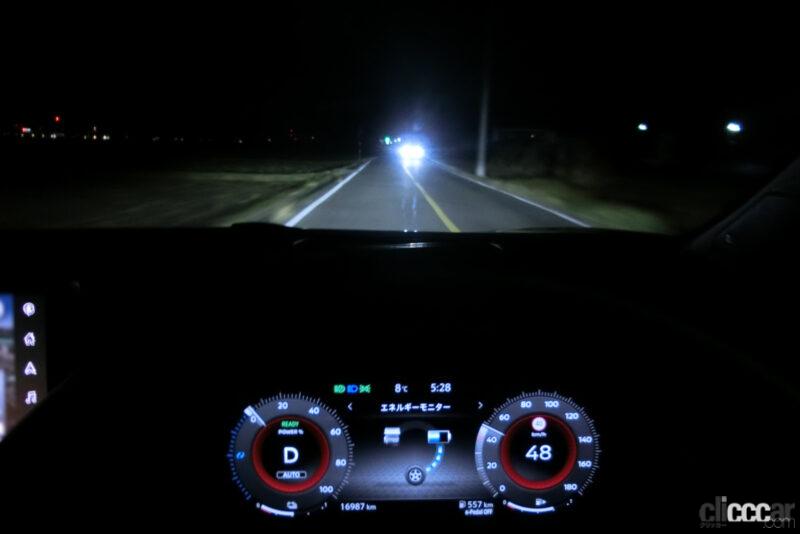 「4代めエクストレイルのアダプティブLEDヘッドライトシステムシステムは精度高く使いやすいぞ！【新車リアル試乗 10-6　日産エクストレイル　ライト編】」の26枚目の画像