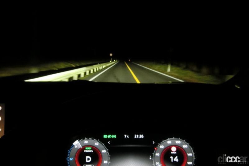 「4代めエクストレイルのアダプティブLEDヘッドライトシステムシステムは精度高く使いやすいぞ！【新車リアル試乗 10-6　日産エクストレイル　ライト編】」の30枚目の画像