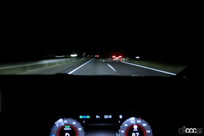 「4代めエクストレイルのアダプティブLEDヘッドライトシステムシステムは精度高く使いやすいぞ！【新車リアル試乗 10-6　日産エクストレイル　ライト編】」の40枚目の画像