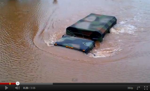 「トラックが水中を走ります！ 軍用車がアイリーンによる洪水の中、救助に向かうが……【動画】」の1枚目の画像