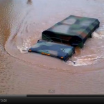 トラックが水中を走ります！ 軍用車がアイリーンによる洪水の中、救助に向かうが……【動画】 - 無敵の軍用トラックが洪水の中を救助に向かうが……溺れますた