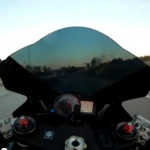 「手に汗握る、時速300kmで高速道路を激走するバイク野郎「ゴーストライダー」はホンモノか!?」の1枚目の画像ギャラリーへのリンク