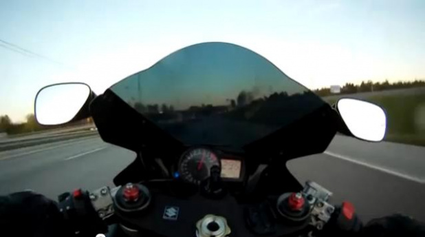 「手に汗握る、時速300kmで高速道路を激走するバイク野郎「ゴーストライダー」はホンモノか!?」の1枚目の画像