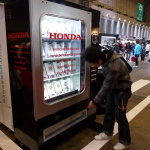 【東京オートサロン】ホンダブースにある謎の自動販売機では、じつはアレを売ってるんです - D-ＨＯＮＤＡ