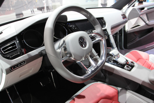 「「VWの隠し球」コンパクトSUV“クロス・クーペ”「世界初披露」【東京モーターショー】」の3枚目の画像