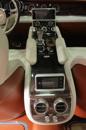 「「ベンツが道を譲ること確実」最強SUV・ベントレーEXP9Fに乗り込む【北京モーターショー2012】」の8枚目の画像