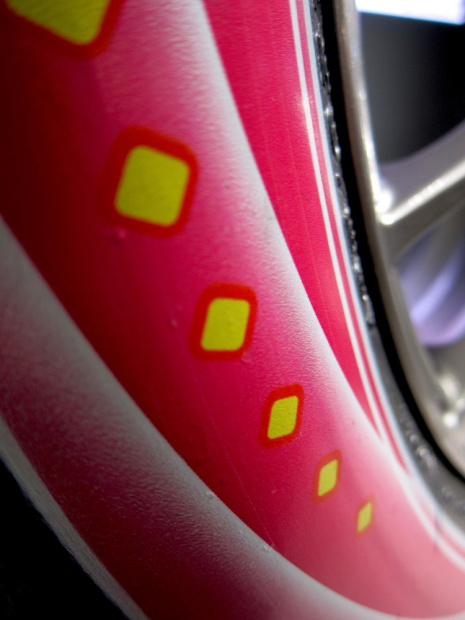 「常識破り! ブリヂストンがカラフルなタイヤを世界初披露【東京オートサロン2012】」の8枚目の画像