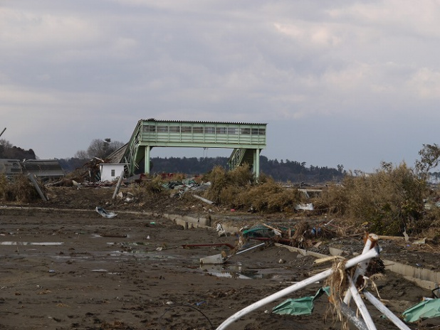 「かつて駅だったところは泥で埋まり、電車は原形をとどめていません【東北関東大震災ルポ】」の8枚目の画像