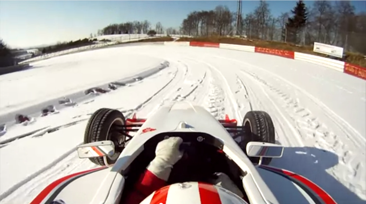 「F1ドライバーだってビビる!? ニュルブルクリンクでフォーミュラカーが雪上アタック！【動画】」の2枚目の画像
