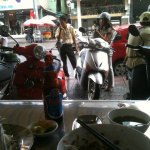 かいつまんで話すと、バイクで仕事帰りのベトナム女性は貝をつまんで帰るそうです。 - ベトナムバイク事情2