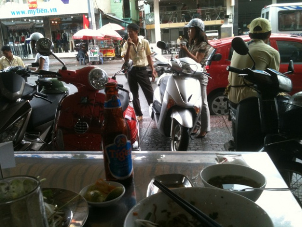 「かいつまんで話すと、バイクで仕事帰りのベトナム女性は貝をつまんで帰るそうです。」の2枚目の画像