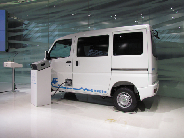 三菱自動車MiEV power BOX 01 画像｜震災から1年 超期待のディーラーオプション1500W電源供給装置「三菱自動車 MiEV power  BOX」登場 | clicccar.com