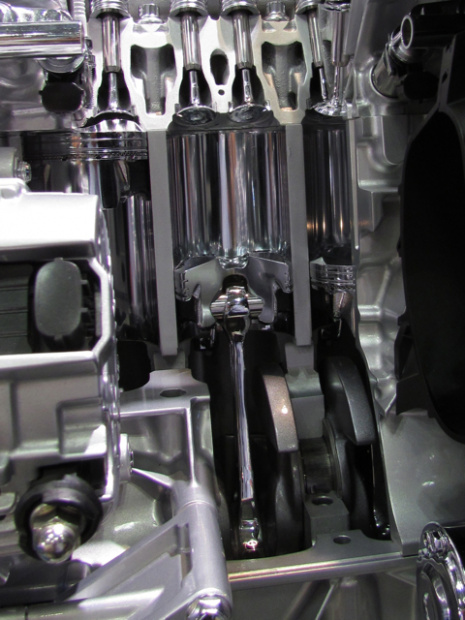 「レギュラーで圧縮比14のガソリンエンジンを搭載した新マツダ・デミオは6月デビュー【ひととくるまのテクノロジー展】」の3枚目の画像
