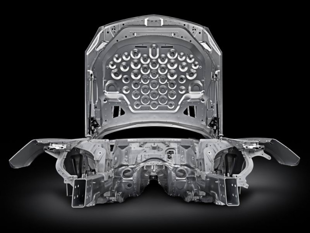 「ハンドリングと低燃費を実現するベンツSLのアルミニウムボディ」の5枚目の画像