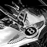 プリウスよりベントレーのほうがエコであると断言できる理由 - 649px-Bentley_badge_and_hood_ornament-BW