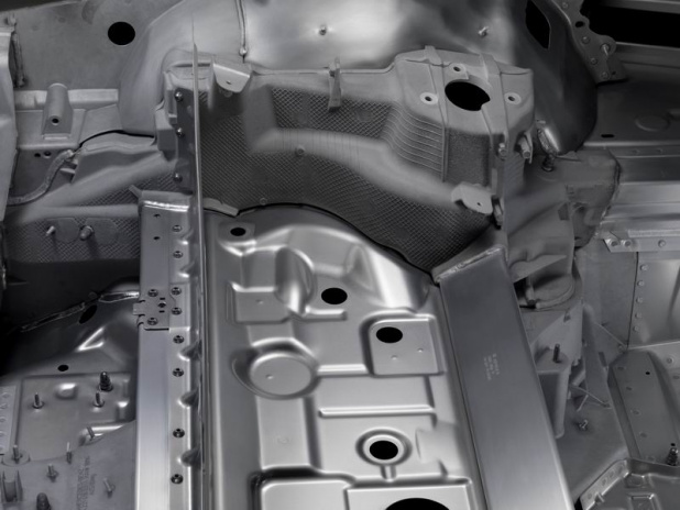 「ハンドリングと低燃費を実現するベンツSLのアルミニウムボディ」の4枚目の画像