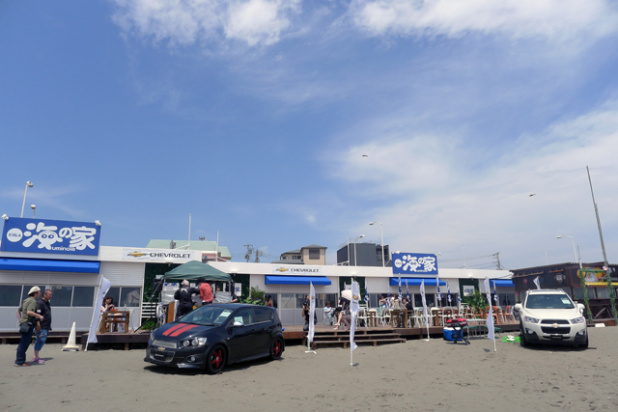 「海の日の週末、鎌倉・腰越海岸でビーチパーティ開催中！【シボレー・ビーチパーティ】」の1枚目の画像
