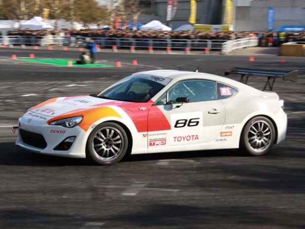 「トヨタ86のN1レース仕様のデモランはやりすぎで攻めまくり【東京オートサロン2012】」の1枚目の画像