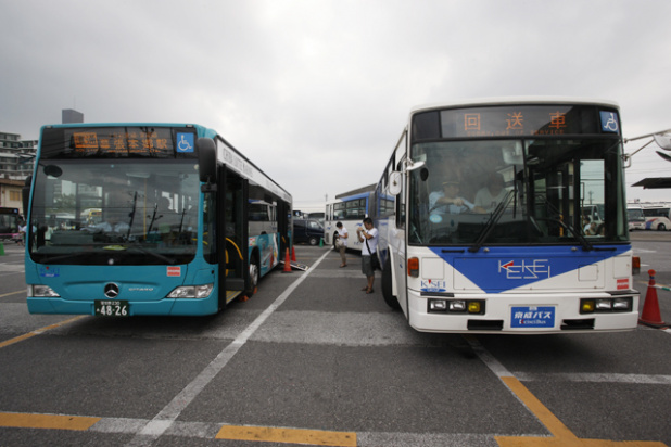 「「バスの日」に見られたボルボとベンツの新旧連接バスはバスマニアならずとも超見モノ!」の1枚目の画像