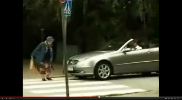「【動画】おばあちゃんの逆襲がすごい！横断中のお年寄りにクラクションを鳴らしてはいけません！」の1枚目の画像