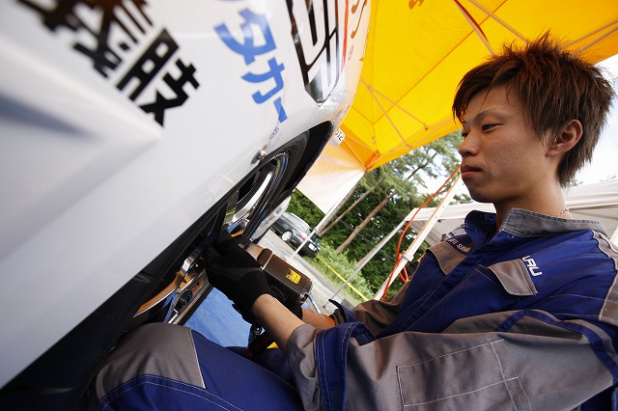 「スバリストの車を守るメカニック達が全日本チャンピオンを支える【第39回M.C.S.Cラリーハイランドマスターズ2011】」の2枚目の画像