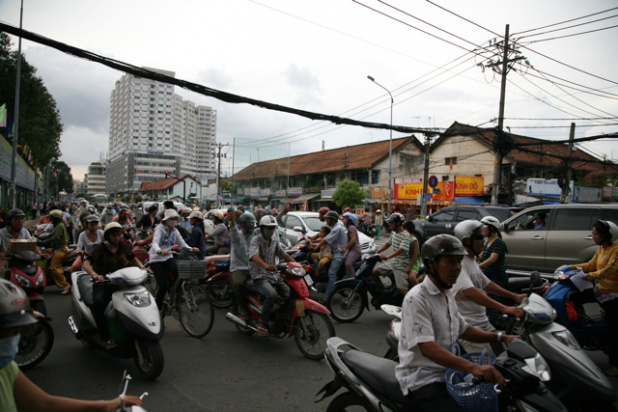 「ベトナムの交差点でバイク通過量を定点観測すると・・・」の1枚目の画像