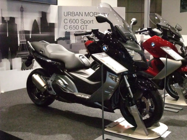 「日本初登場!! ポストT-MAXを狙うBMWのマキシスクーター「C600スポーツ」がデビュー【東京モーターサイクルショー2012】」の1枚目の画像