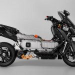 【動画】BMWの電動バイクは、満充電から100kmを走るビッグスクーター - BMW_C_evo0106