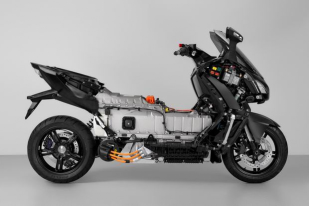 「【動画】BMWの電動バイクは、満充電から100kmを走るビッグスクーター」の7枚目の画像