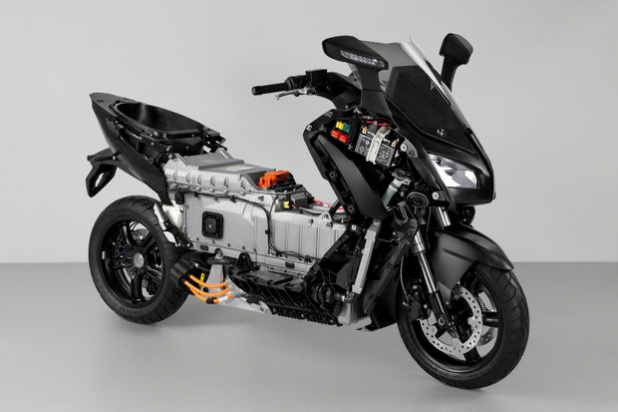 「【動画】BMWの電動バイクは、満充電から100kmを走るビッグスクーター」の8枚目の画像
