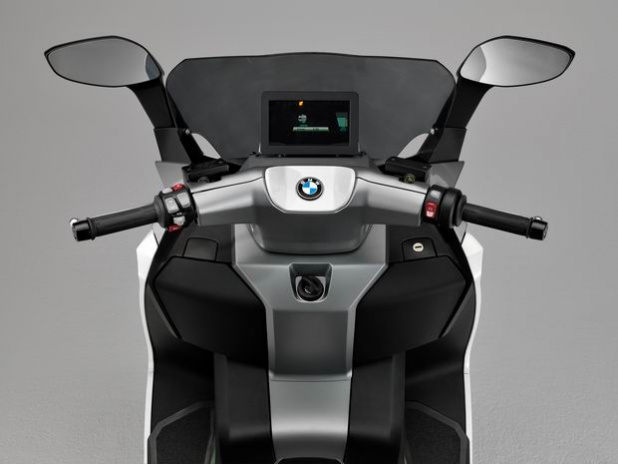 「【動画】BMWの電動バイクは、満充電から100kmを走るビッグスクーター」の9枚目の画像