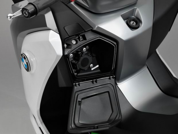 「【動画】BMWの電動バイクは、満充電から100kmを走るビッグスクーター」の10枚目の画像